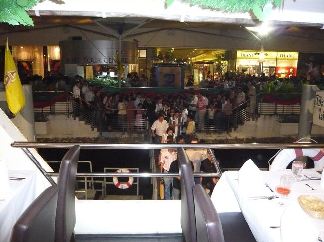 私が乗船した後も次々と乗船する人・人・人