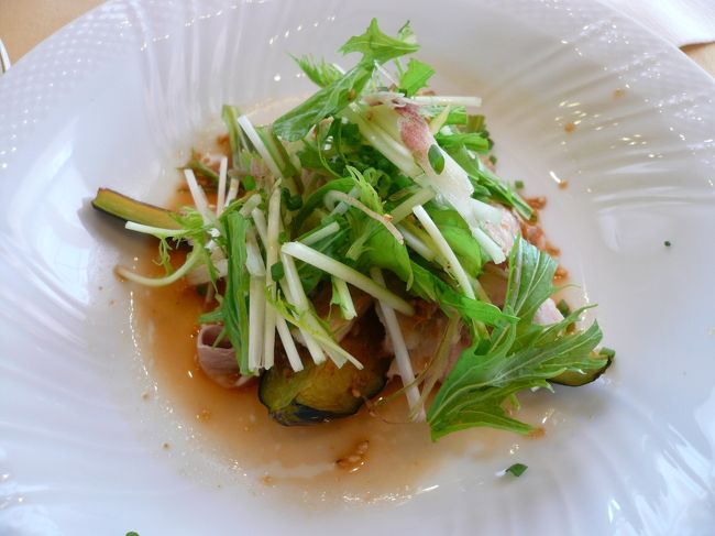 前菜その２登場！<br /><br />題名は「つくば美豚のしゃぶしゃぶと揚げ茄子のサラダ仕立て」<br /><br />もちろん野菜はシャキシャキ新鮮、味付けバッチリの美味です。<br /><br /><br />数種類から選べる季節の素材を活かした前菜で、ひと月ごとに変わるので、毎回楽しめます。