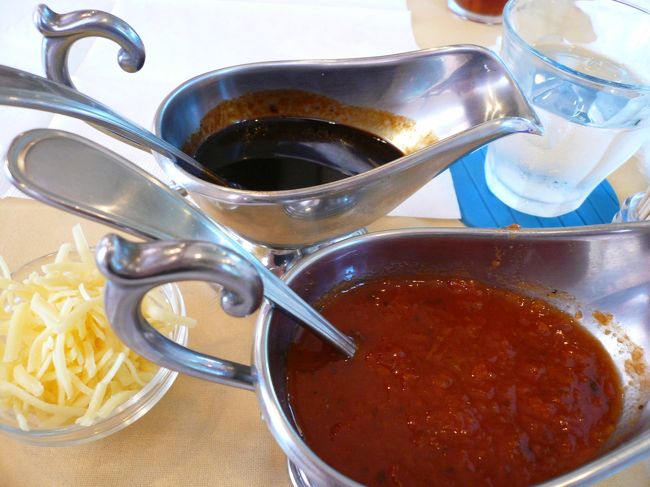 ハンバーグのソースはフランス産塩、特製和風しょうゆ、にんにくしょうゆ、トマトソース、納豆ソース、デミグラスソース、ホワイトソースの７種類から選べます。<br /><br />塩が一番人気ですが、いつも食べているので、今回はトマトソースとデミグラスソースにしました。<br /><br />ソースがテーブルに運ばれてきたらお待ちかねの俵ハンバーグはもうすぐ！！