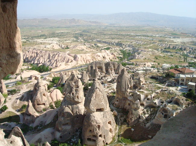 登っている途中に見えた景色です。<br /><br />おじさんはあれが警察だ、あれがカフェだ、と言って教えてくれていました。<br /><br />警察もこの岩を使っているのですね！<br /><br />