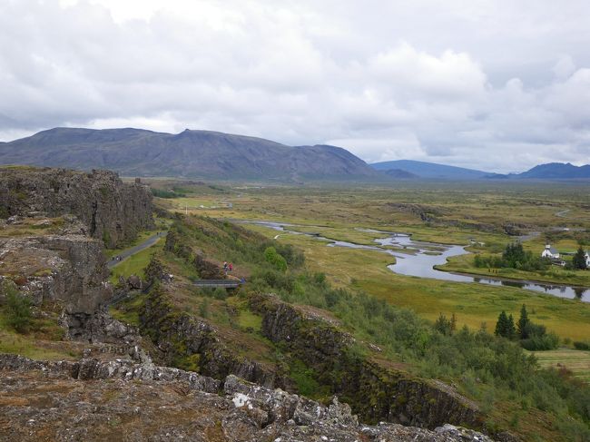 地球の割れ目「ギャウ」のあるシンクヴェトリル国立公園。ユーラシアプレートと北米プレートがわき上がってくる現場です（その２枚が沈み込んでいくのが日本のフォサマグナ）。割れ目の間には水がたまって湖になっています。