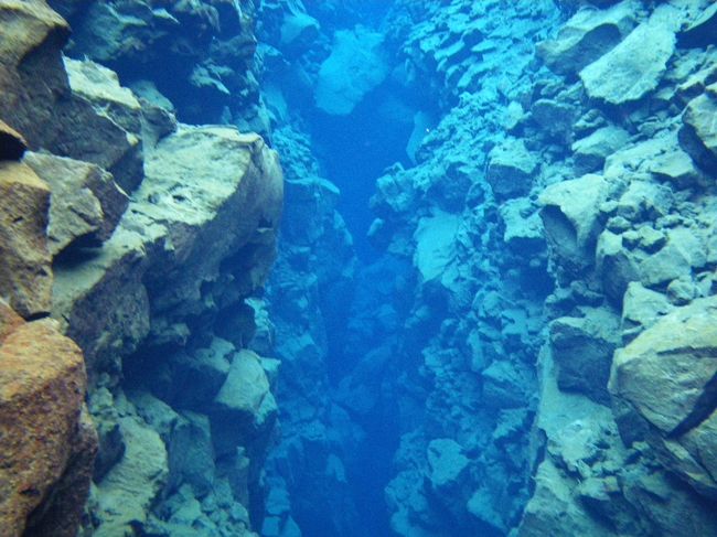 水中はこんな感じ。透明度はすばらしく、溶岩の狭い割れ目がずっと続いているのが見えます。岩の表面はバクテリアのマットに覆われていて異様な雰囲気です。水温が低いのでカメラのバッテリーの消耗が激しく、少ししか撮れませんでした。