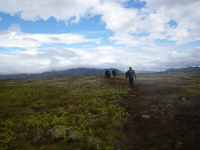 30分ほど泳いで上陸し、フィンをぶらさげて駐車場に戻ります。ドライスーツの似合わない風景です。