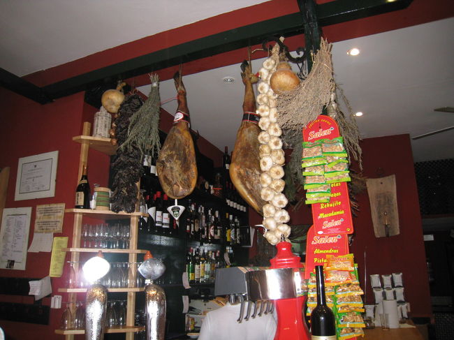 バル（ハムやニンニクがぶら下っています。）