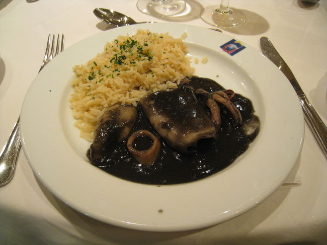 昼食（イカ墨のライス添え。今回の旅行の中で一番おいしい料理でした。）<br />