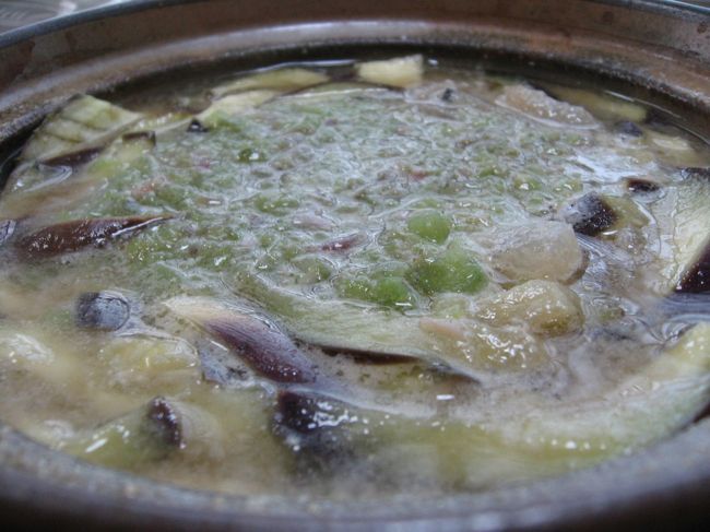 これが塩クジラ鍋（クジラ貝焼き）。<br />茄子とミズ（山菜のウワバミソウ）、塩クジラの<br />お鍋です。<br />こんなお鍋もあるんですね。<br />夏の秋田に行ったら、この塩辛さを試してみてください！