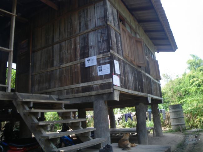 ホームステイ先のチェッティ家<br /><br />高床で見方ではちっと小洒落たビラ風