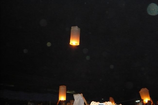 紙のようなもので出来た熱気球！<br /><br />綺麗な星空に飛んでゆく紙気球は幻想的でした（*^_^*）