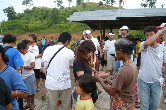 お別れの儀式・・・またこの村に来れますように心で繋がってます。