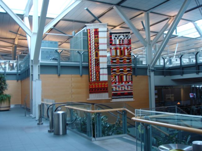 入国審査前の空港。<br />なんか、成田と雰囲気が違うのが伝わってきます。