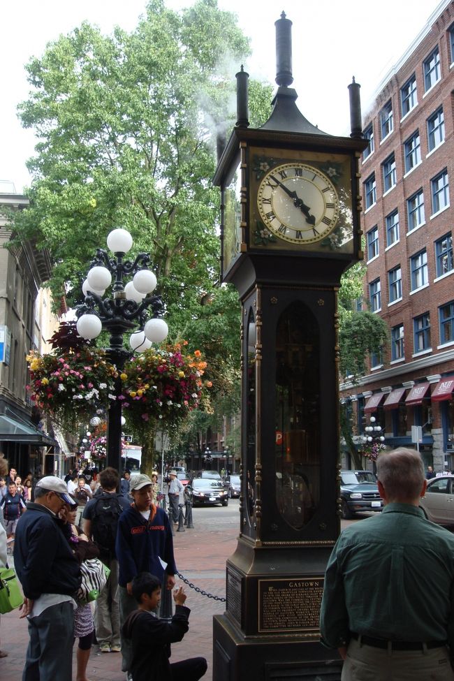 まず最初に、ギャスタウンの蒸気時計。<br />・・・友達の言うとおり、「これ？」と<br />ちょっと思っちゃいました。<br />サイズはまぁいいんですけど・・・５時に<br />蒸気が噴出すだろうと予想していたのに、何も<br />変わらず。なぜ？それともちっちゃく噴出してた？