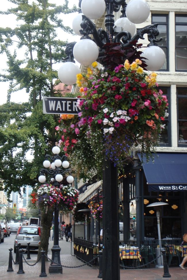 街にはお花がたくさん飾られてます