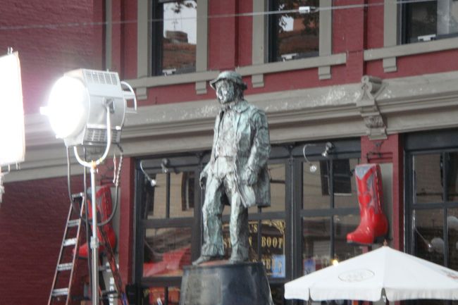 バンクーバーの発祥の地と言われるギャスタウンに１軒の飲み屋を作ったと言われる、Gassy Jack(ギャシージャック）の銅像です。<br />ちょうど、ロケかなんかをやっていたらしく、変なところにライトが・・・・。ちょっと微妙な写真になっちゃいました。