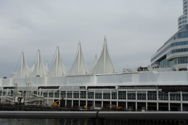 ぷらぷらお散歩しながら、カナダプレイスにやってきました。友達と座りながら、おしゃべり。気持ちいいです。