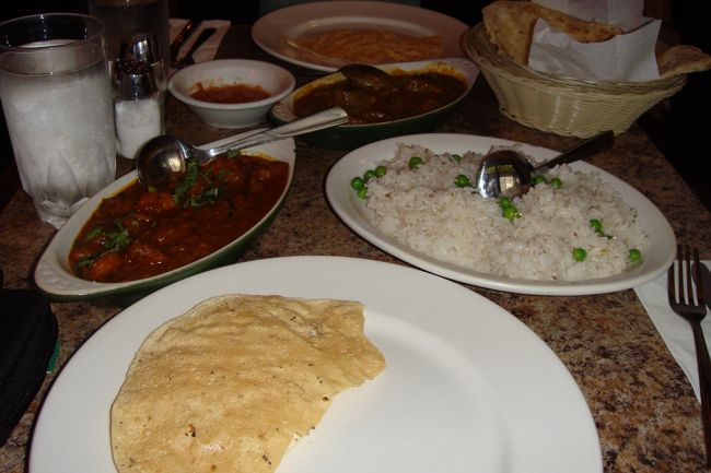 ホテルにチェックインした後、今日の夕食へ！<br />カナダでインド料理？<br />食べ物に関してはとても不思議な国です。