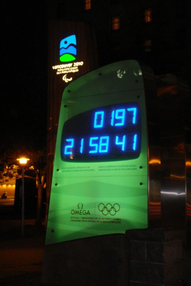 バンクーバーオリンピックに向けてのカウントダウン。バンクーバー美術館の前（後ろ？）のエリアで光ってました。