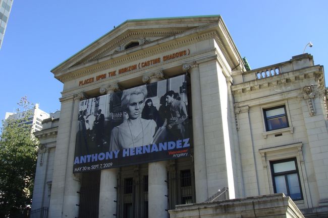 ホテルのすぐ横にバンクーバー美術館