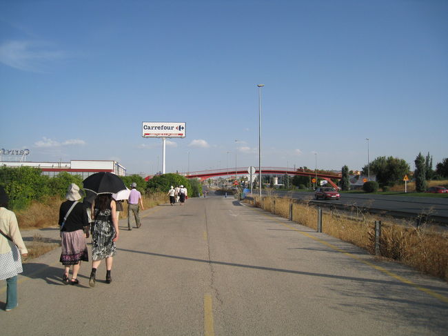 ホテル到着後、近くのショッピングセンター（カルフール）まで買い物に出かけました。