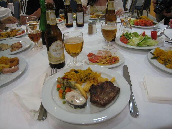 夕食（バイキング形式で、種類も割と豊富でした。）