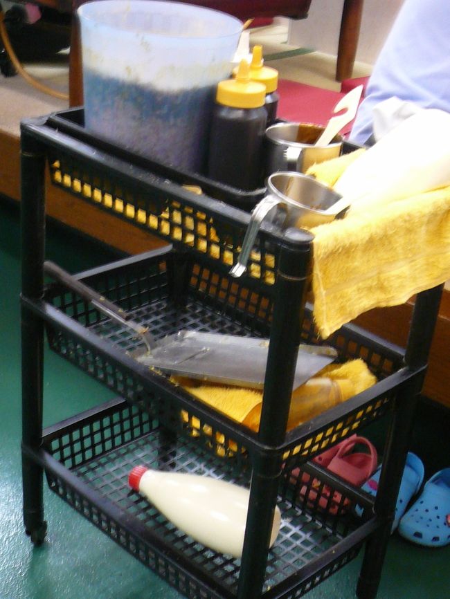 お好みソースや鰹節、マヨネーズなどガラガラと動かしながら対応してくれます。<br /><br /><br />何だぁ！！！　あの真ん中の道具は。。。。<br /><br /><br />特大フライ返しです！！<br /><br /><br /><br />ジャンボとはやはり特大のジャンボでした。