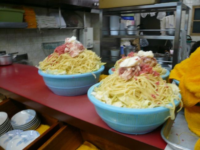 今回注文しませんでしたが、地元の方がオーダーしていた「ジャンボ焼きそば」です。<br /><br />（生）のままお持ち帰りができるとのことで、スーパーのポリ袋にこの生の焼きそばを入れて電話注文した方が取りに来るのを何度も見かけました。