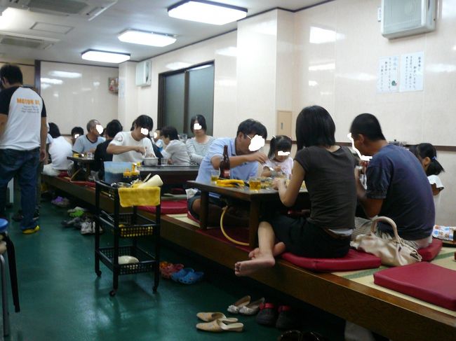 椅子席とお座敷席に分かれていますが、家族連れや学生さんなど、地元に愛されたお店だと感じました。<br /><br />私達の注文したお好み焼きは、両親が自宅に留守番していたので、焼いた状態でお持ち帰りにしました。