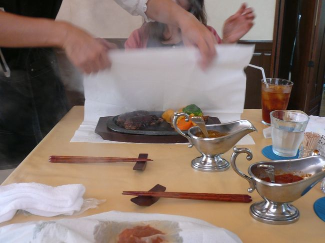 焼きたてのアツアツハンバーグを目の前で半分に切り、ソースを豪快に掛け、用意していた紙ナプキンで包みしばらく待機。<br /><br />落ち着いたところで、いざご対面！