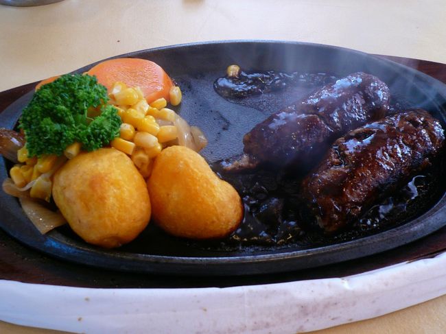 こちらは「俵ハンバーグ（140g）デミグラスソース」<br /><br />もちろんソースは手作りです。<br /><br />大人の味です。<br /><br />付け合わせも新鮮な野菜を使っている味でした。