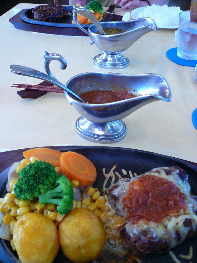 ２人で交換しながら食べましたが、7人で７種類食べたら楽しいかなぁ。<br /><br />前の人が多く食べてしまって、食べれない人とかでそう。。<br /><br />ハンバーグは140gから350gまで70g刻みでチョイスできるようです。