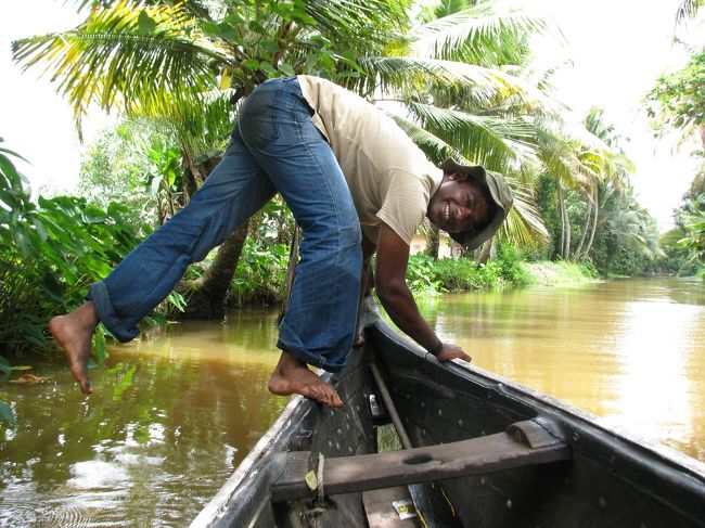 船をこいでくれた兄さん。<br />陽気でいい人だったわ。