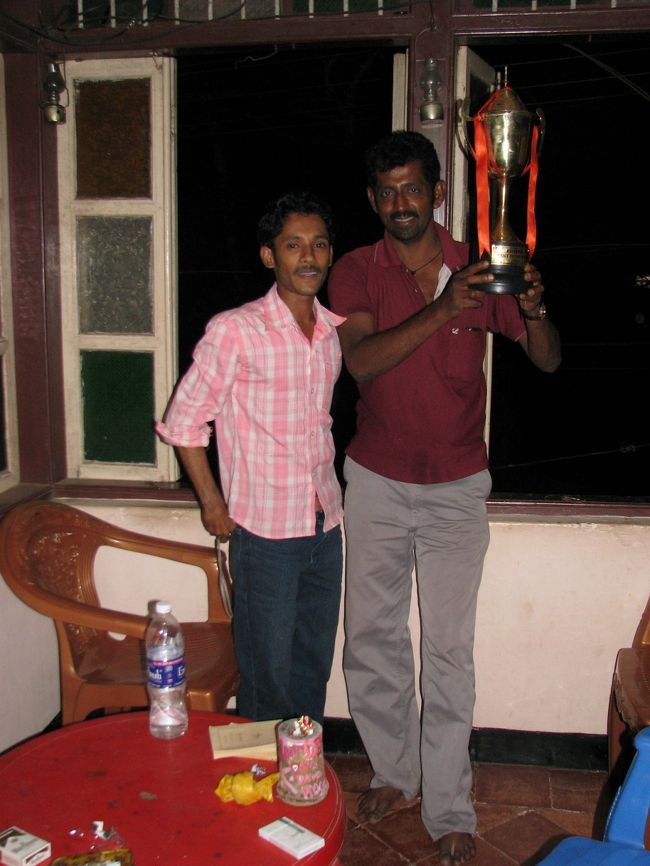 宿の兄さんズ。<br />いい人達だったけど、でかい方の兄さんが若干うざい（笑）<br />でもレッドバナナがどうしても食べたい私達の為に原付で探し回ってくれたり（結局シーズンではないので食べられなかった）本当にお世話になりっぱなしでした。