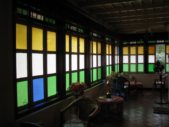 窓がインドの国旗色で可愛い。