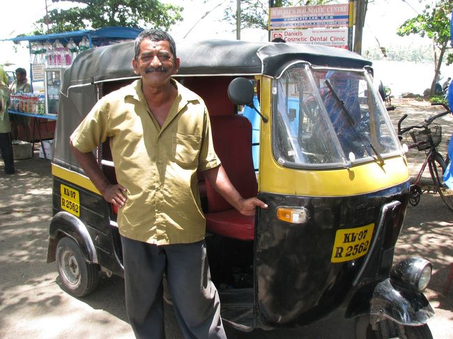 南インドのオートリキシャは黒と黄色のツートン。