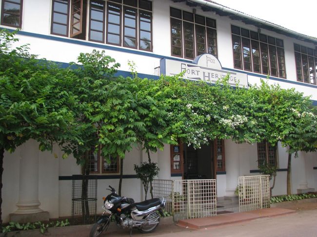 今回、コーチンで一泊だけ奮発してオシャレホテルに泊まってみる。<br />全てが快適。<br />全てが清潔。<br />ものすごく久し振りにバスタブにつかれたってだけで価値あり！