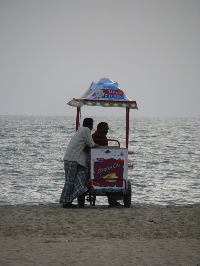 海！！本当に久々に海を見た感じ。<br />海辺の町で生まれた私と友人はなんとなくセンチメンタルな気持ちに・・（笑）