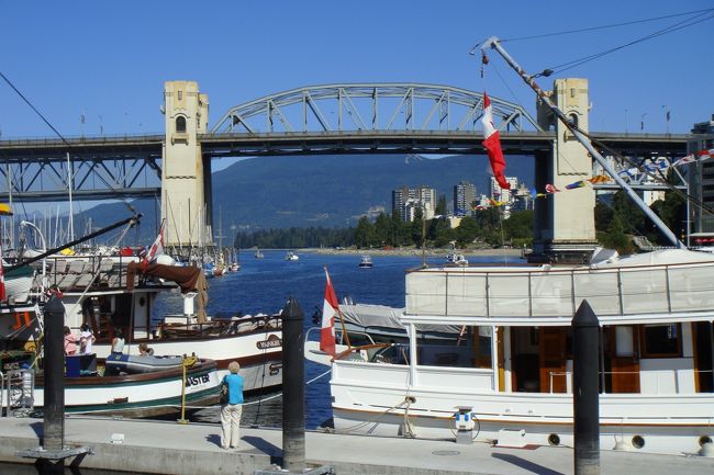 こっちは別の橋です。向こうに見える海の色がとってもキレイ！