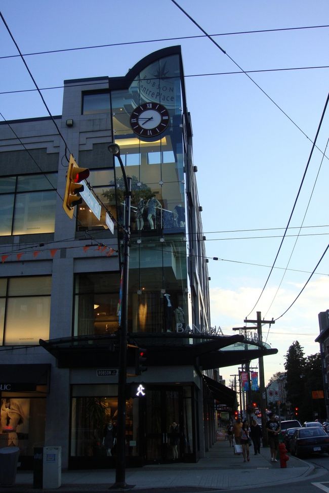 イングリッシュベイの後、夕食をとり、ホテルへ<br />途中の街並み、この明るさでもう夜の８時前です（笑）