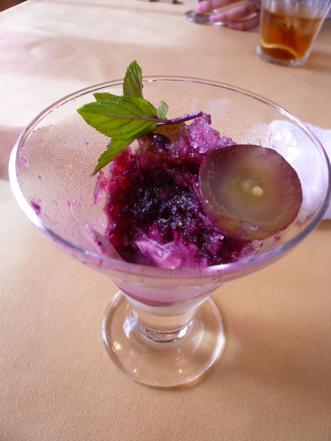 デザートも最高に美味しい三昧です。<br /><br />４種類位からチョイス出来ます。<br /><br />←名前覚えていませんが、巨峰を使ったシャーベット<br /><br />地元の果物を使って作るようでした。