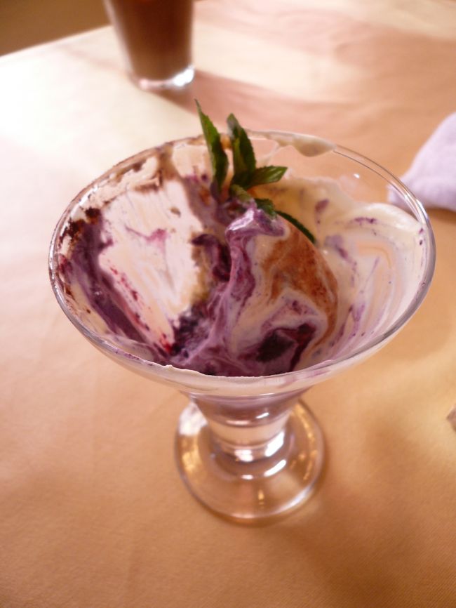 申し訳ないですが、黙々と食べ始めてしまい、途中の写真になります。<br /><br />手作りティラミスですが、オリジナルの味でした。<br />（名前分からずごめんなさい）<br /><br />前菜、俵ハンバーグ、ライスorパン、デザート、ドリンクがセットになったペンギンコースで価格は、2000円でした。<br /><br />あのハンバーグなら東京では倍以上するかな。<br /><br /><br /><br />接客も含め温かみのあるお店です。<br /><br /><br /><br />是非とも体験してみて下さい