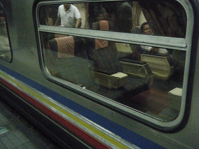 KLセントラル駅に戻ってきました。<br />最後にここまで運んでくれた、座席を撮影。<br /><br />約20時間の旅。<br />Lily(姉)とLaurel(弟)が行く、マレー鉄道の旅の終了です。<br /><br />さぁ、これからホテルへ移動です。