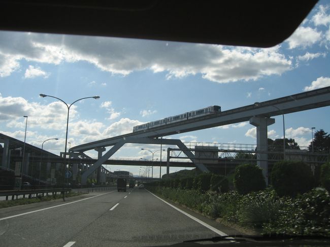 吹田ＪＣＴで中国自動車道に入ると、モノレールが見えてきました！<br /><br />万博公園を通過していきます。