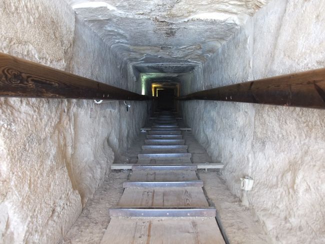ピラミッドの中の階段<br />暑いし急だし狭いし中は何も無いし、、、
