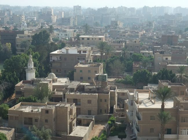 ピラミッド郡は高台にあるのでカイロの街を見渡せる