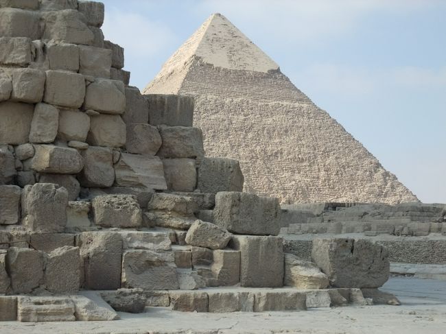 ピラミッドの石は１つ１つが大きい