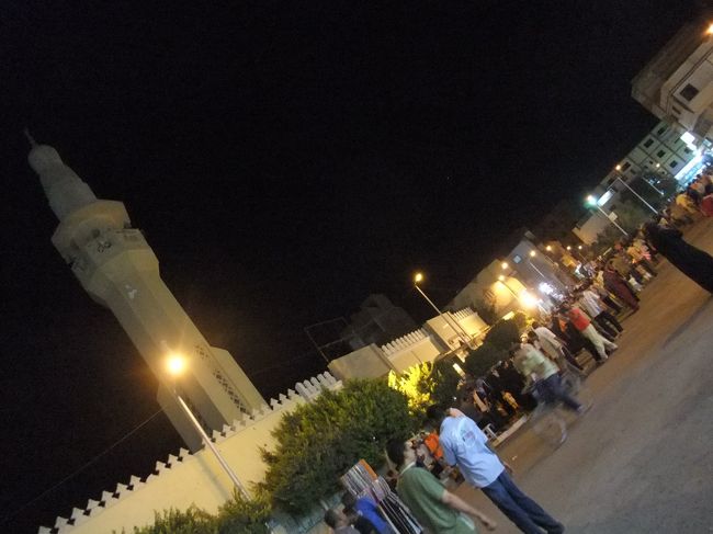 夜の街はたくさんの商店が開いていて賑やかだった