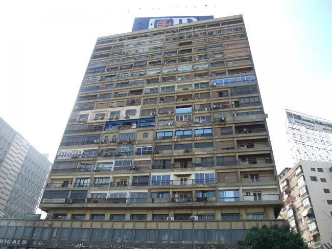 ３日目　カイロ<br /><br />チグハグに窓が並ぶビル。ベランダに無理やり窓を付けたため美観が失われたようだが、別の意味で美しい。