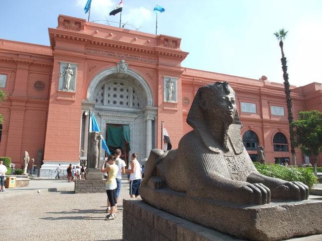 考古学博物館<br />中はカメラ持ち込み禁止<br />ツタンカーメンもすごかったけれど、ミイラの棺のデザインが美しく思わず見入ってしまった。