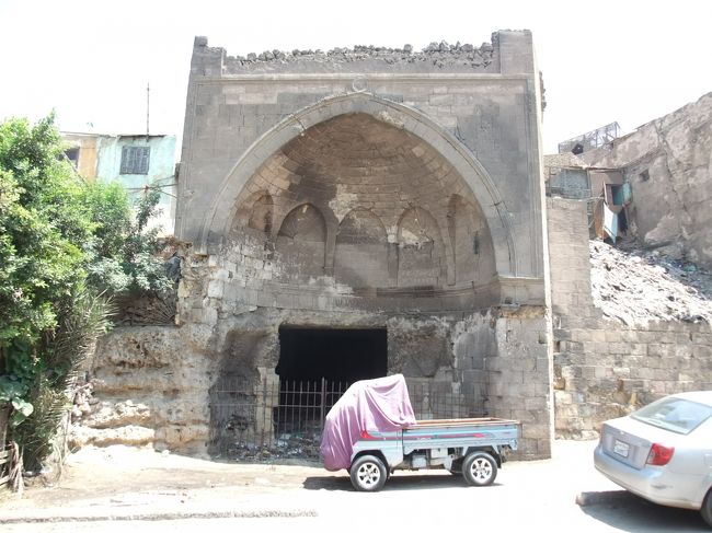 イスラム街にはボコボコに壊れた建物がたくさんあった。