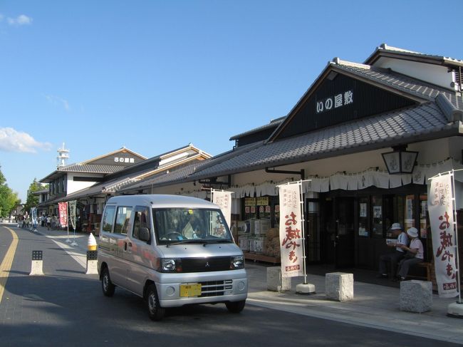 お土産屋さんが並んでいます。