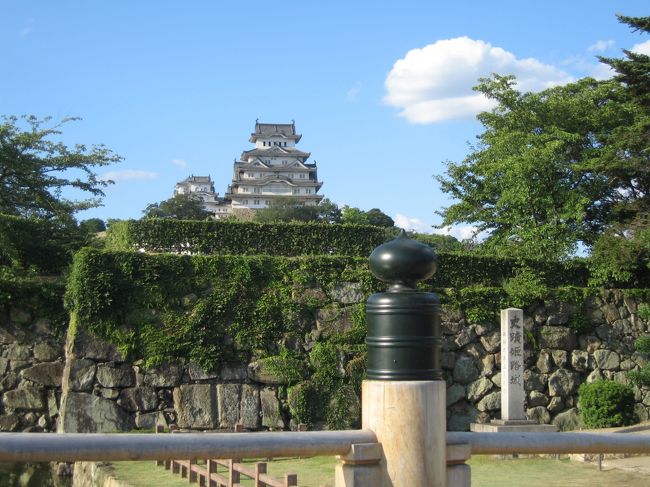 桜門橋の上から眺める姫路城。